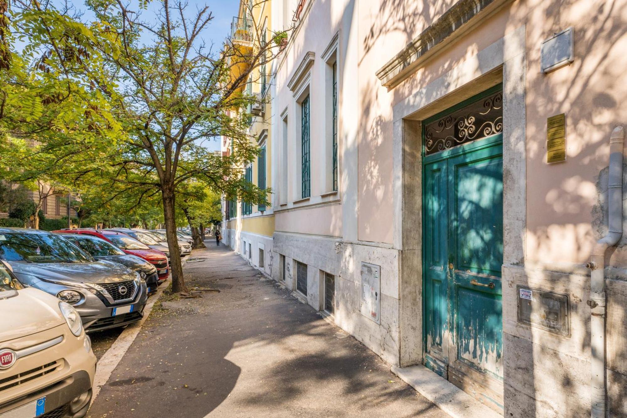 Comics Penthouse, Funny Flat Nearby Colosseum Rom